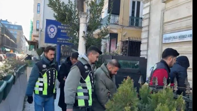 Karaköy sokaklarını mesken tutan korsan otoparkçılara operasyon