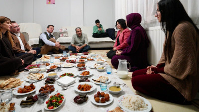 Ekrem İmamoğlu yer sofrasında iftar yaptı