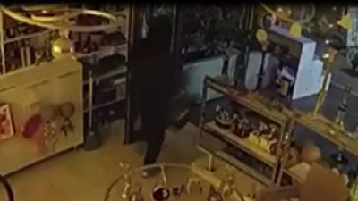 Dükkandan sadece papağanı çaldı