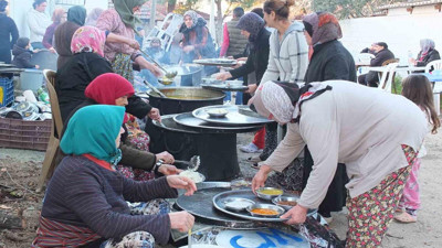 Gelenek devam ediyor! Ramazan ayı süresince aynı sokakta iftarlarını açıyorlar