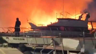 Haliç'te yangın! 2 tekne kullanılamaz hale geldi