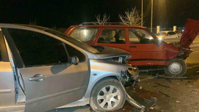 Karaman'da iki otomobil kafa kafaya çarpıştı! 2 yaralı