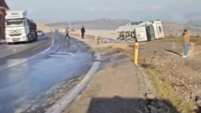 Gaziantep’te facianın eşiğinden dönüldü! Yakıt dolu tanker devrildi: İçerisindeki yakıt yola boşaldı