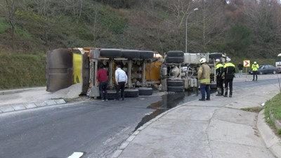 İstanbul'da virajı alamayarak devrildi! Mıcırlar yola döküldü