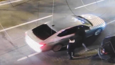 Taksim’de iki arkadaşa şok! Camdan uzanıp da kapkaç yaptı