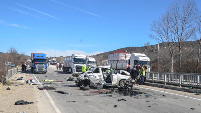 Köprü korkuluklarına çarpan otomobilde feci ölüm