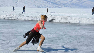 Çıldır Gölü’nde renkli görüntüler! Danslarıyla büyülediler