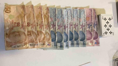 Çayevinde kumar oynayan 4 kişi yakalandı