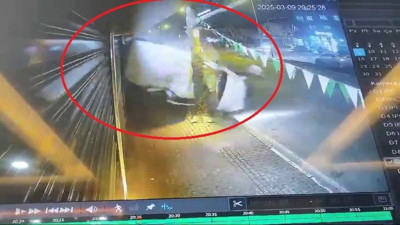 Kırmızı ışıkta geçen araç taklalar atarak durabildi