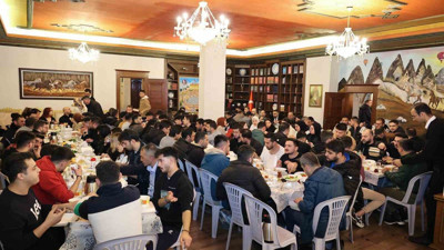 200 öğrenci başkanlık makamında sahur yaptı