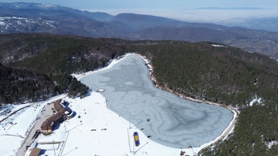 Turistlerin uğrak yeri... Gölet adeta buz pistine döndü
