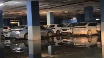 İSPARK'a ait otoparkı su bastı, sürücüler zor anlar yaşadı