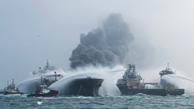 Jet yakıtı yüklü tanker 24 saattir alev alev yanıyor. Kargo gemisiyle çarpıştı