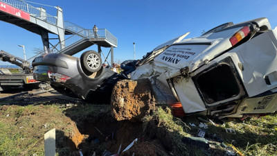 Rize'de feci kaza: Minibüs ve otomobil çarpıştı, refüje çıkıp takla attı