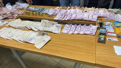 Görme engelli taklidi yapan dilencinin üzerinden çıkanlar ağızları açık bıraktı