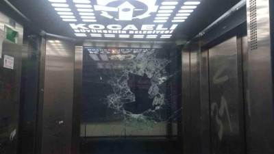 Darıca'da üst geçidin asansör camı kırıldı! Kullanıma kapatıldı