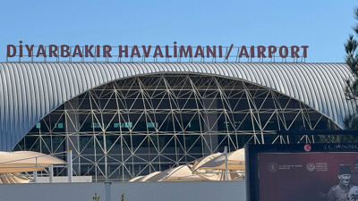 Bebek fenalaştı! Uçak acil iniş yaptı