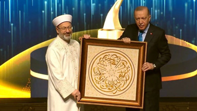 Ali Erbaş'tan Erdoğan'a hediye! Herkes ayetin anlamını araştırdı...