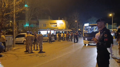 Yol verme kavgasına mahalleli karıştı, ortalık savaş alanına döndü