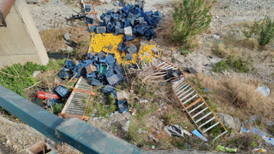 Limon yüklü kamyonet dereye devrildi!