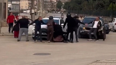 İftar vakti yol verme kavgasında tekmeler havada uçuştu