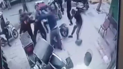 Sancaktepe’de esnaf ile zabıta arasında yer kavgası! Tekmeler yumruklar havada uçuştu