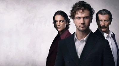 Ünlü oyuncu kırık ayağıyla sete geri döndü! Kaza geçirmişti