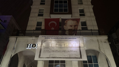 Belediye binasına İmamoğlu'nun diploması asıldı