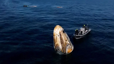 Uzayda mahsur kalan astronotlar dünyaya döndü! Sedye ile taşındılar