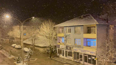 Kastamonu'da binaların çatıları beyaza büründü