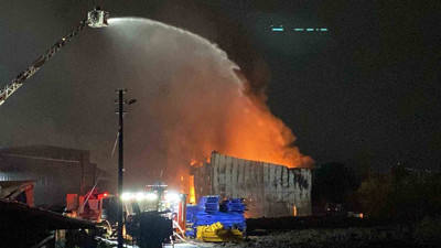 Kocaeli’de geri dönüşüm fabrikası alev alev yandı
