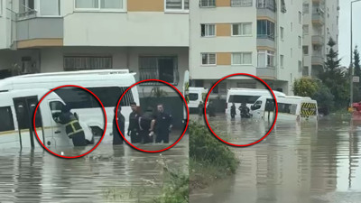 Adana’da yağmur sonrası yollar göle döndü! Öğrenciler servis aracından böyle tahliye edildi