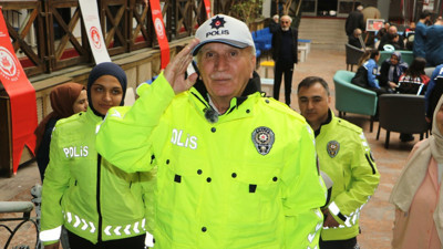 Huzurevi sakini hayaline kavuştu! 68 yaşında trafik polisi oldu