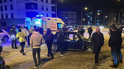 Edirne’de iki otomobilin çarpıştı! Yaralılar var