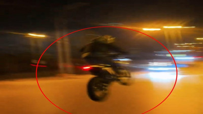 Akrobatik hareketlerle trafiği tehlikeye atan motosikletli gözaltına alındı