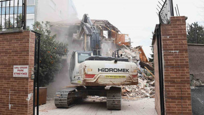 Bursa Osmangazi'de tarihi surlarda riskli bina yıkıldı