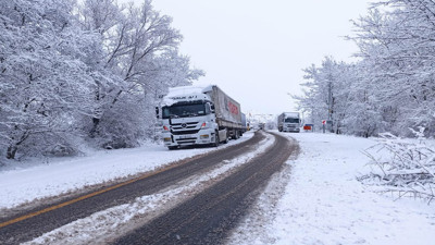 Sınır kapısında kar yolları kapadı! TIR'lar yolda kaldı