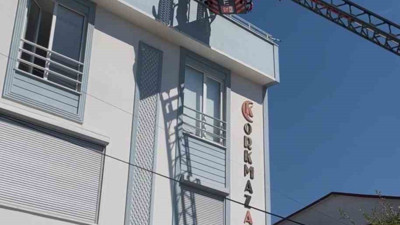 Kaplama için çıkmıştı: İşçi çatıda mahsur kaldı