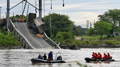 Ekvador’da 200 metrelik asma köprü çöktü: Ölüler var
