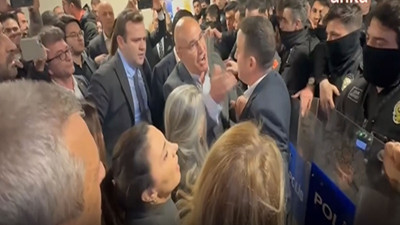 Adliye içinde barikat gerilimi! Mahmut Tanal'ın üstü başı yırtıldı