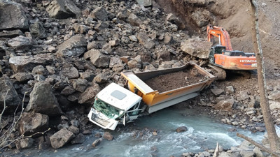 Düzce'de heyelan! Kamyon ve iş makinesi toprak altında kaldı