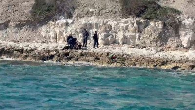 İzmir’de kayaya takılan oltasını kurtarmak isterken canında oldu