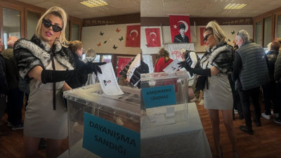 Ünlü şarkıcı sandık başında poz verdi! İmamoğlu'na oy vermek için gitti