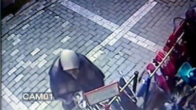 Avcılar'da kıyafet hırsızı kameraya yakalandı