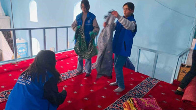 Gönüllü gençler cami temizliği yaptı