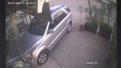 Bursa'da akılalmaz olay! Kiracısının dükkanına otomobille daldı: Karakolda U dönüşü yaptı