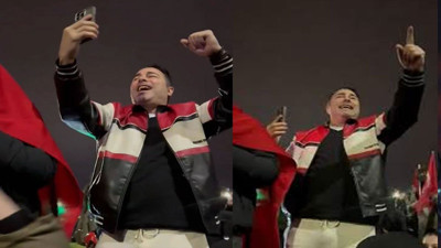 Atilla Taş gençlerle İzmir Marşı'nı söyledi