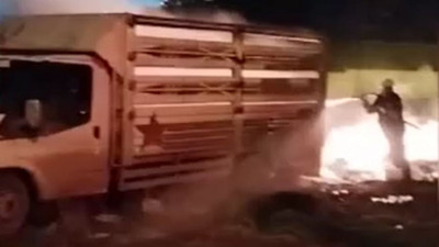 Kamyonetin kasasındaki mallar yandı