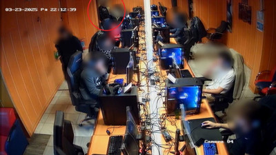 Bu kadarı da pes! Arkadaşının asılı montundan para çaldı