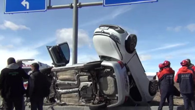 Kars'ta korkunç kaza: Çarpışmanın şiddeti birbirine yapıştı: Ölü ve yaralılar var